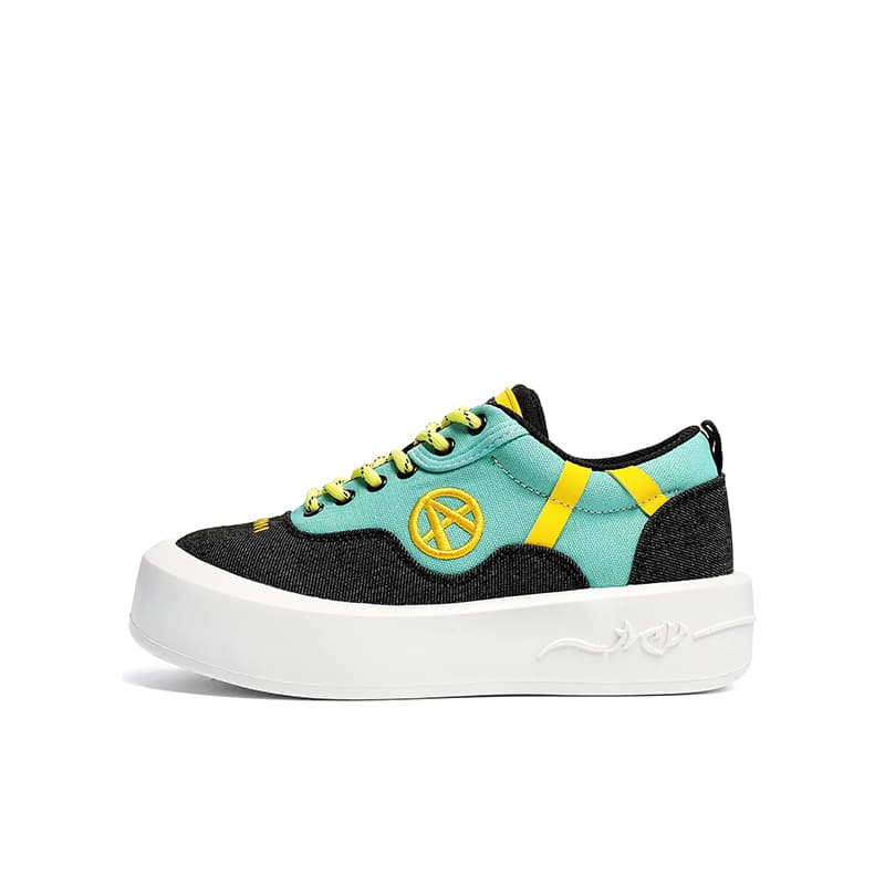 Acupuncture Classic Low-Top Sneakers