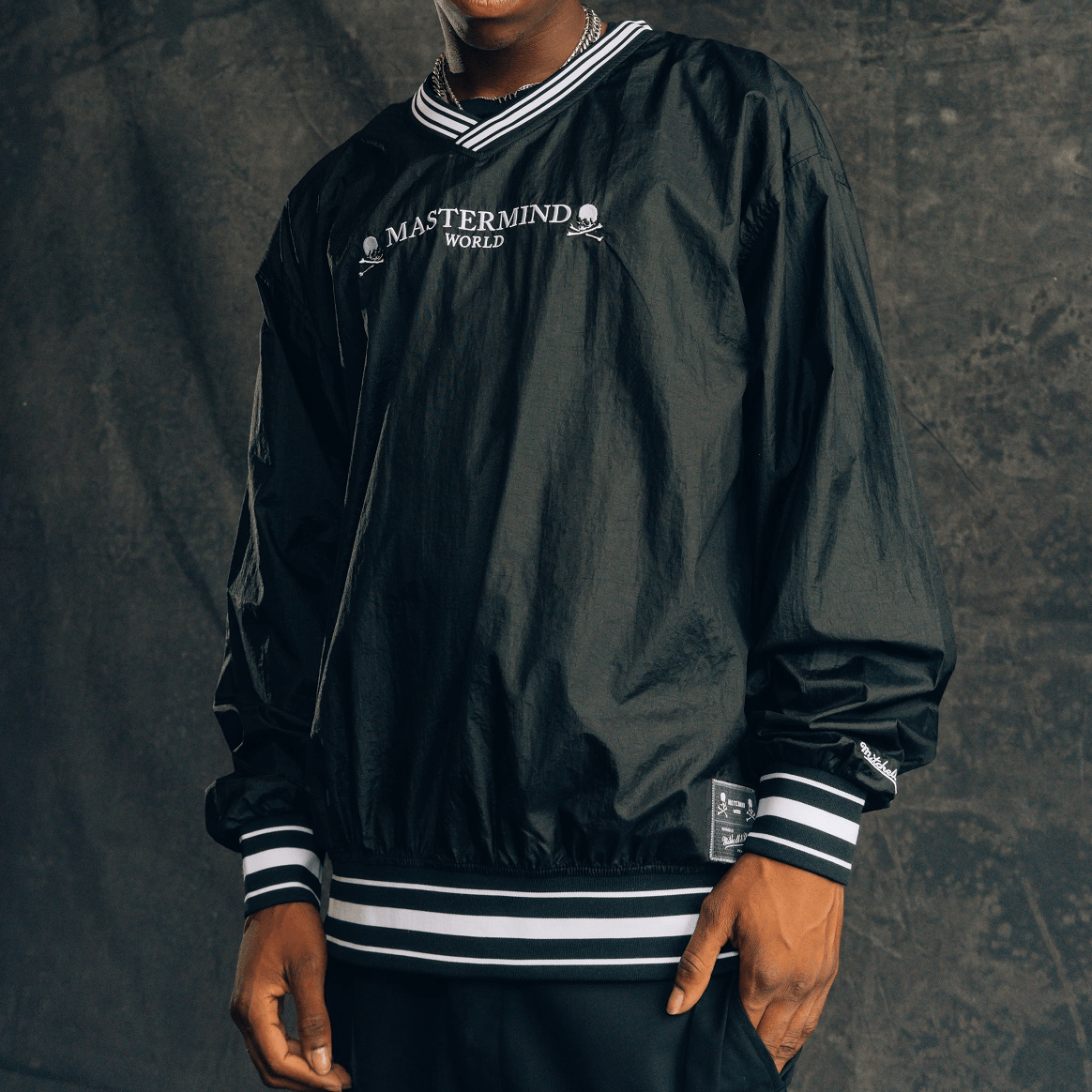 Mitchell & Ness x mastermind Striped V-Neck Sweatshirt Black — фото 2