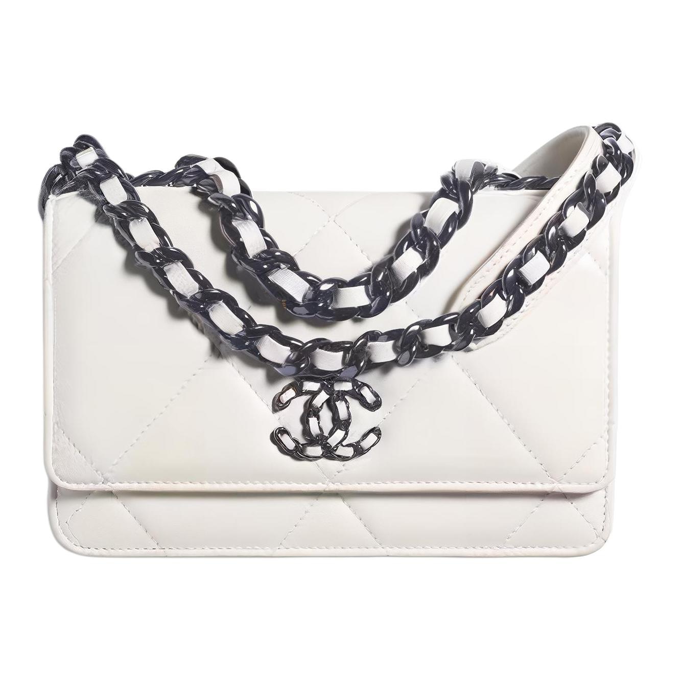 CHANEL 19 WOC