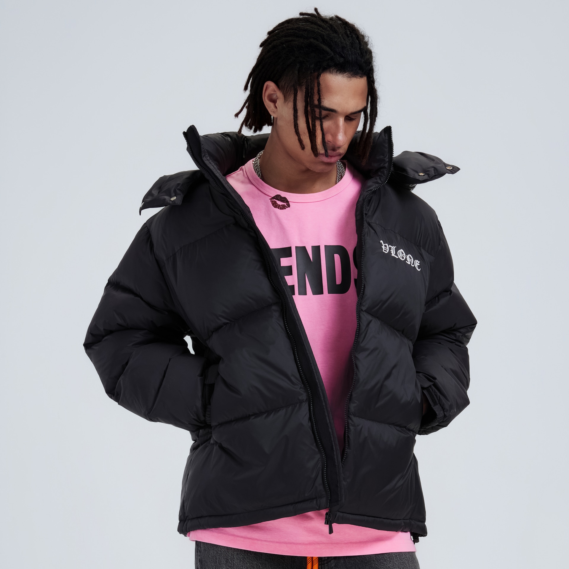 Vlone Slogan Logo Detachable Hood Puffer Jacket Black White — фото 4