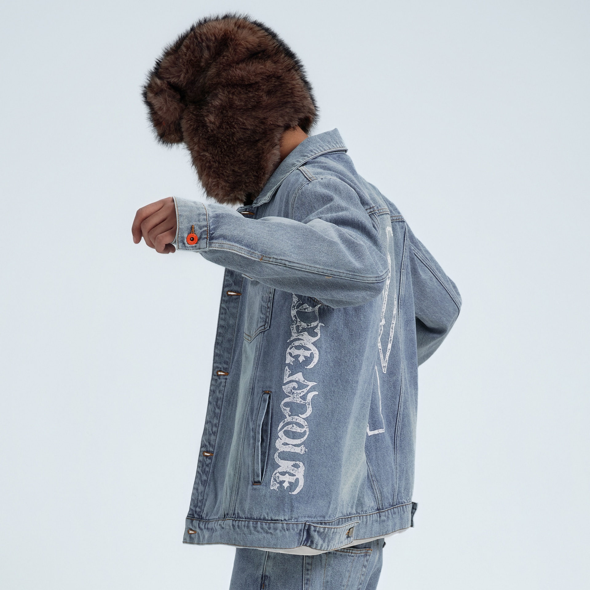 Vlone Gothic Logo Denim Jacket — фото 7