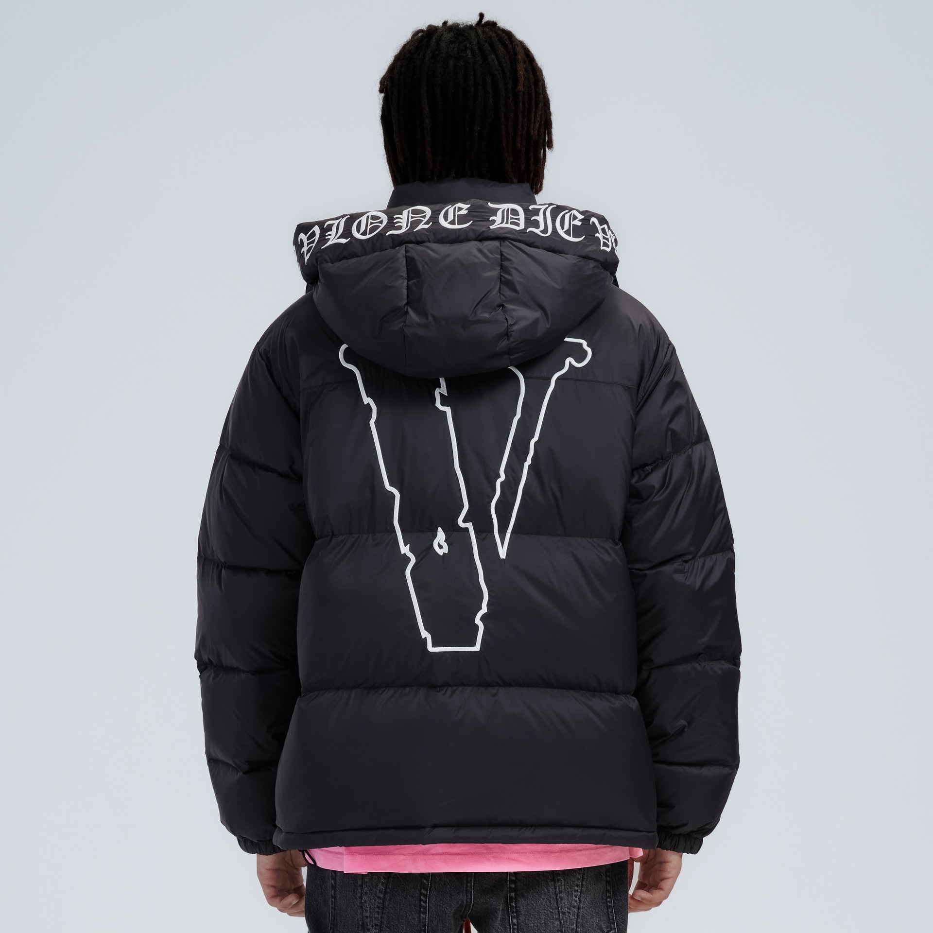 Vlone Slogan Logo Detachable Hood Puffer Jacket Black White — фото 7