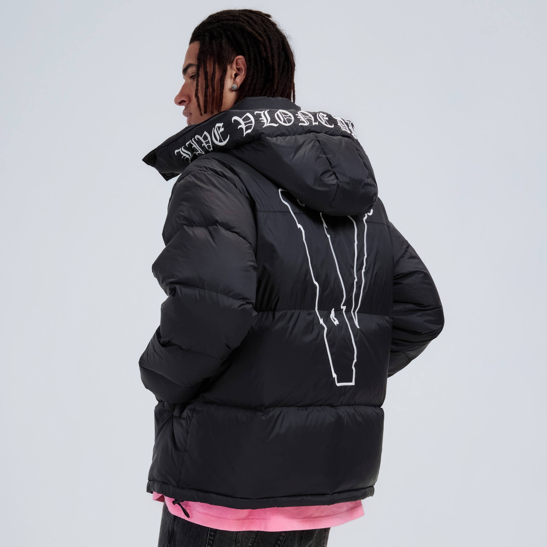 Vlone Slogan Logo Detachable Hood Puffer Jacket Black White — фото 6