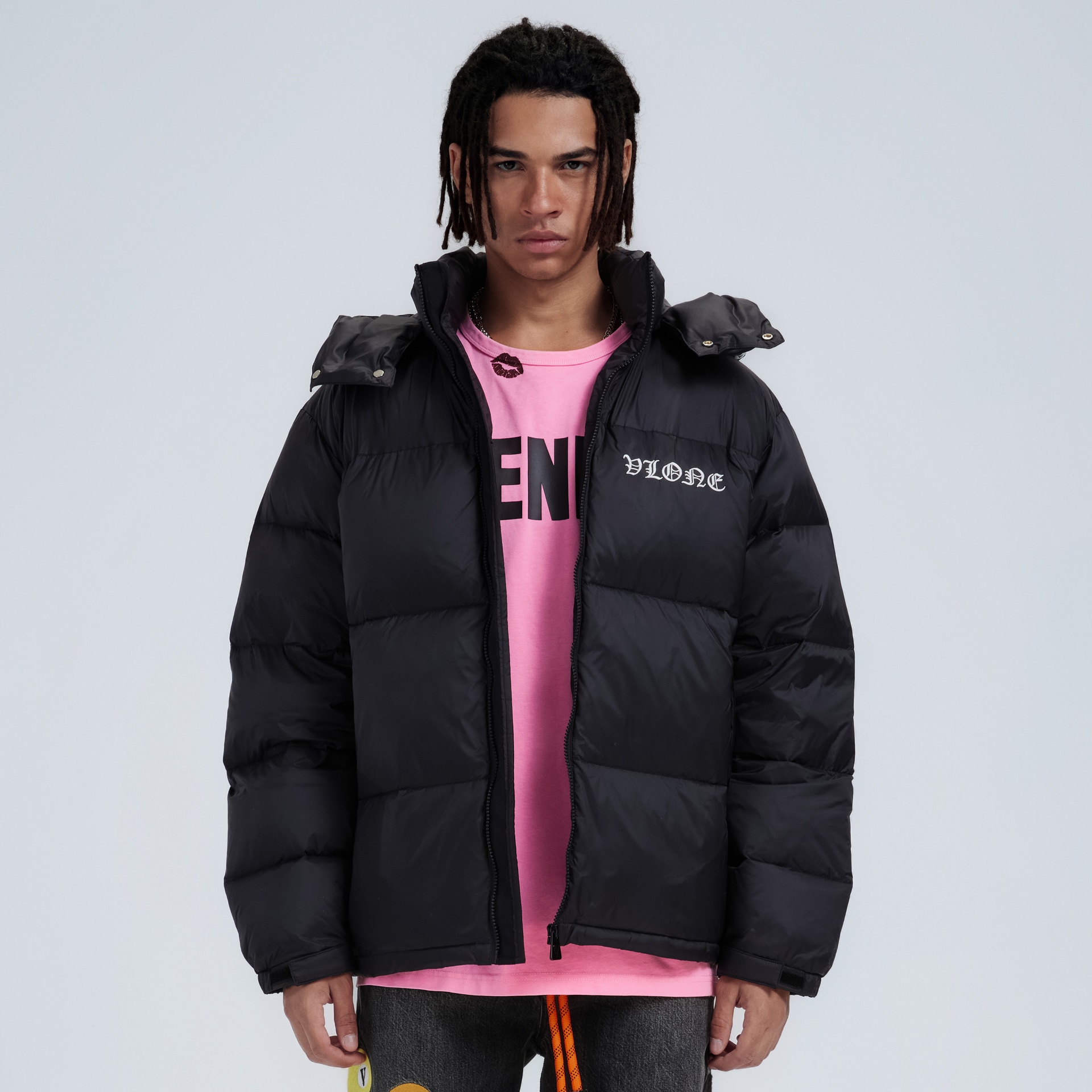 Vlone Slogan Logo Detachable Hood Puffer Jacket Black White — фото 5