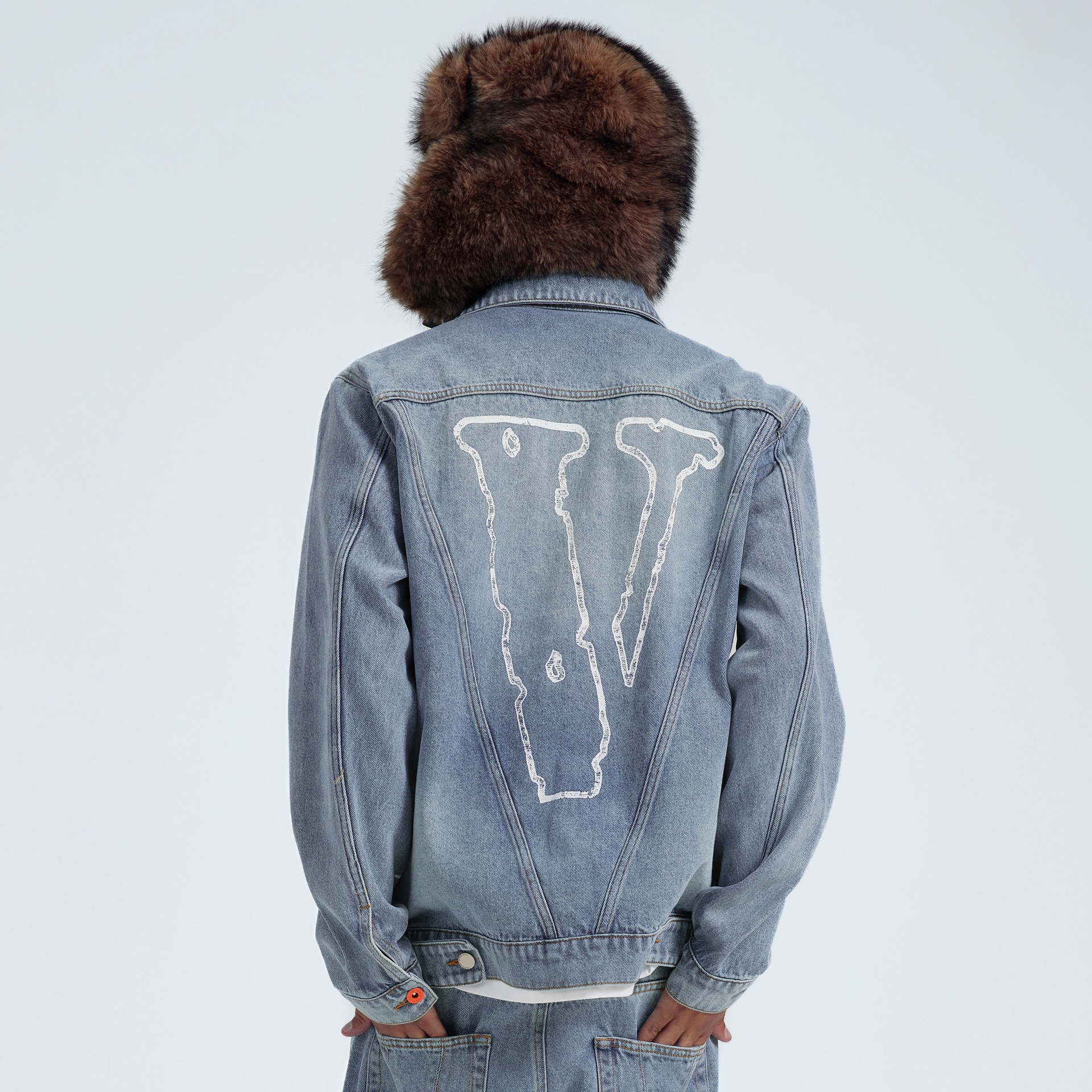 Vlone Gothic Logo Denim Jacket — фото 3