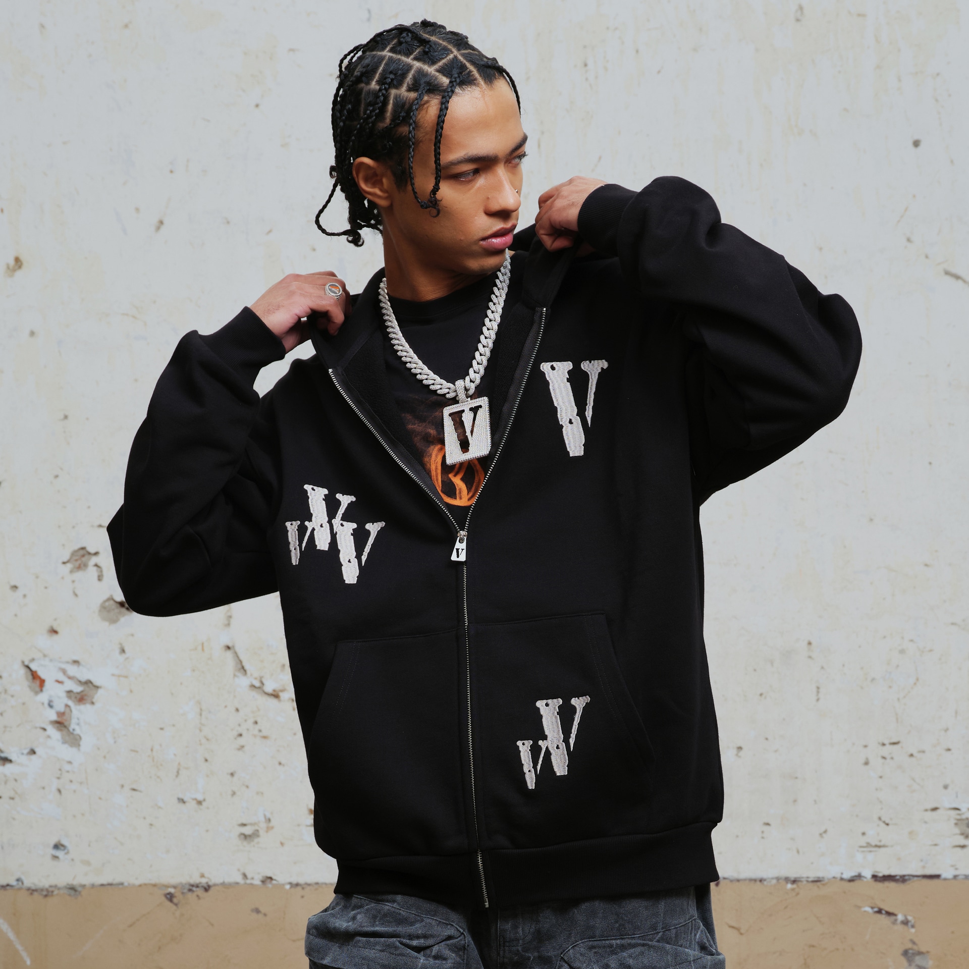 Vlone Logo Embroidered Hoodie Black Silver — фото 4