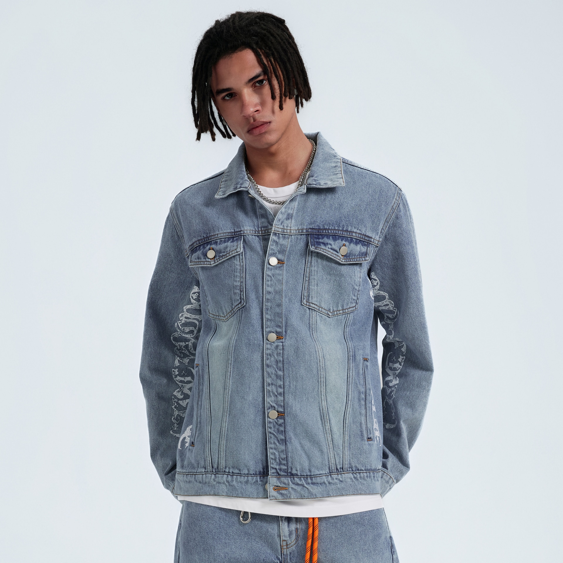 Vlone Gothic Logo Denim Jacket — фото 4