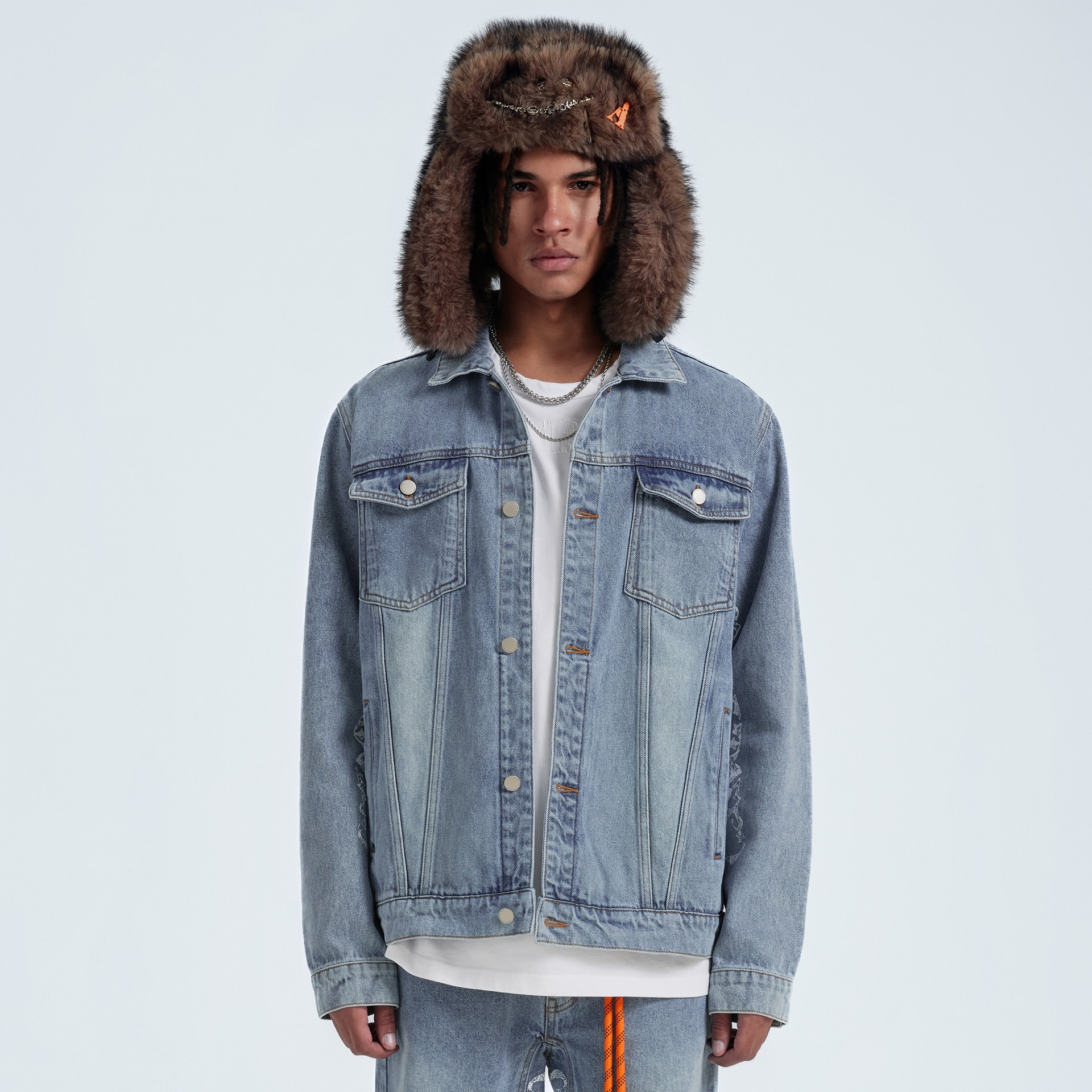 Vlone Gothic Logo Denim Jacket — фото 2