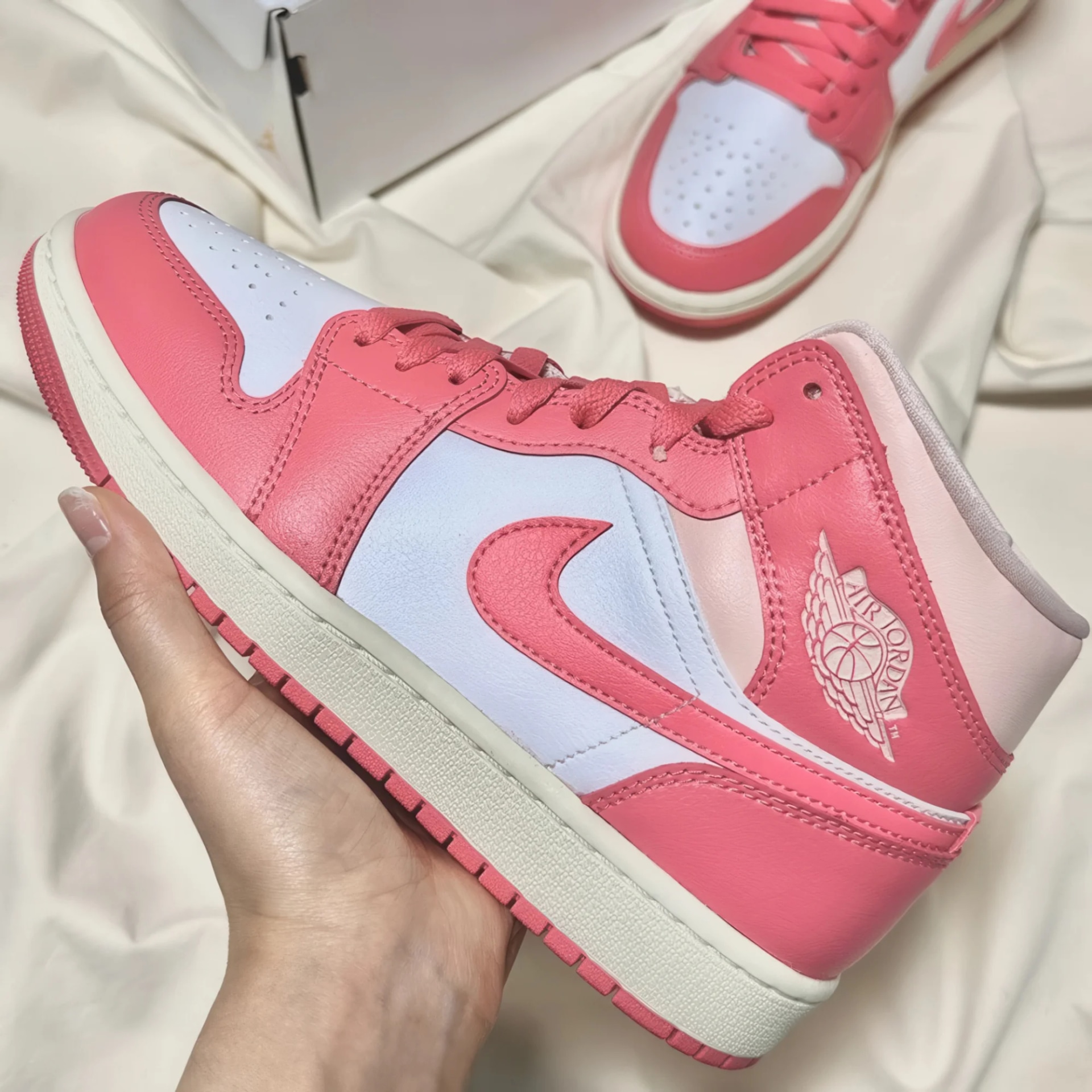 Jordan Air Jordan 1 Mid "Strawberries and Cream" — фото 3